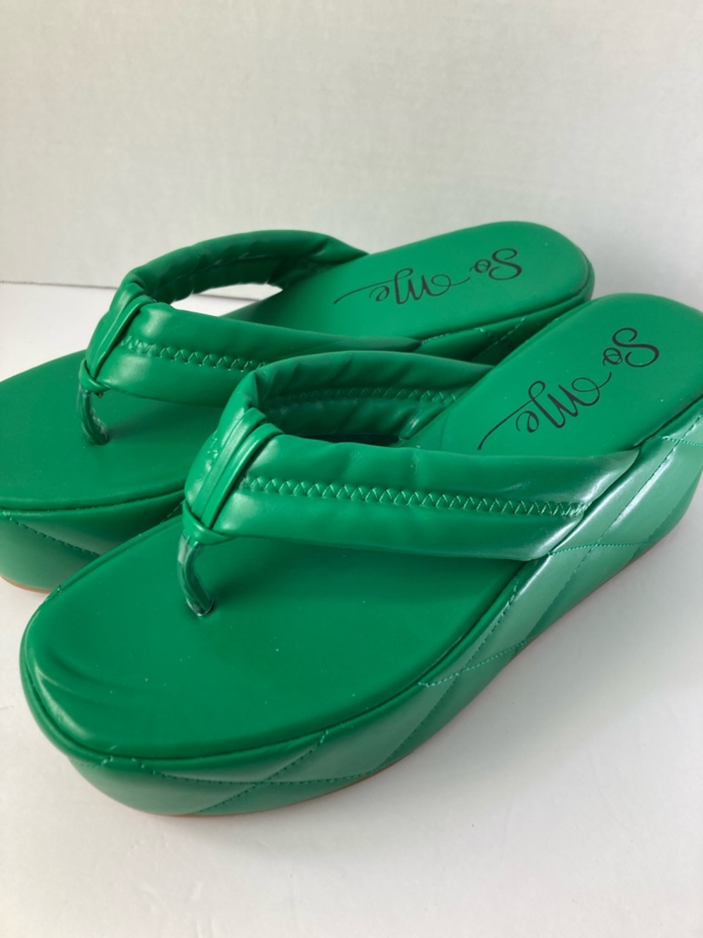 So Me Emerald Green Padded thong Platform women’s Sandals size 8.5. 3in heels
